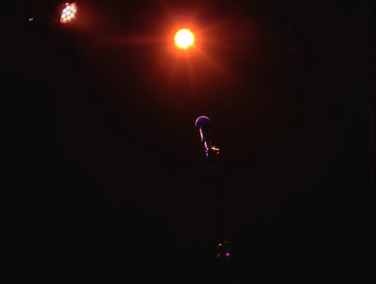某脱口秀演员现场即兴段子惹争议